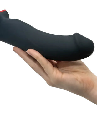 Schwarzer realistischer dildo mit rotem silikonrand am fuß von fun factory the boss in einer hand gehalten