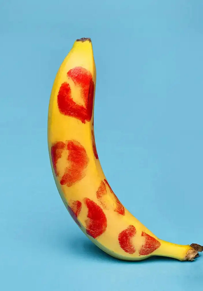 Eine gelbe Banane mit roten herzförmigen Markierungen.