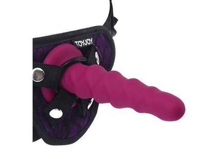 Ein lebhafter magentafarbener silikon dildo mit strukturierter oberfläche und gebogenem design im toyjoy harness
