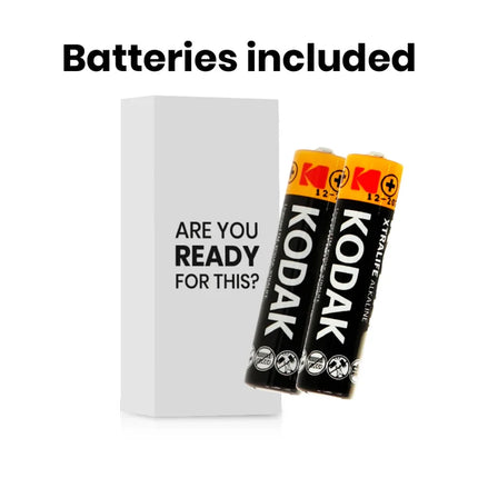 Zwei schwarz-gelbe kodak xtralife alkaline aa batterien mit weißer schrift neben minimalistischer grauer box im produkt glossy jackson-kaninchen-rosa