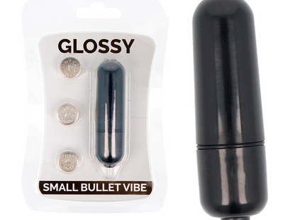 Glänzender kleiner bullet vibe aus schwarzem kunststoff mit drei silbernen batterien in der verpackung
