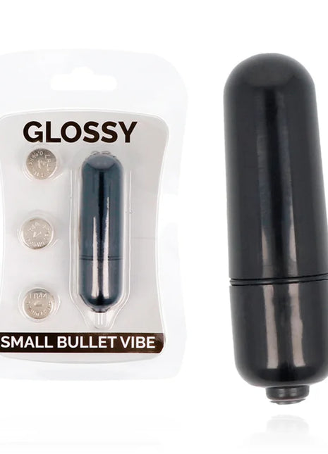 Glänzender kleiner bullet vibe aus schwarzem kunststoff mit drei silbernen batterien in der verpackung