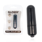 Glänzender kleiner bullet vibe aus schwarzem kunststoff mit drei silbernen batterien in der verpackung