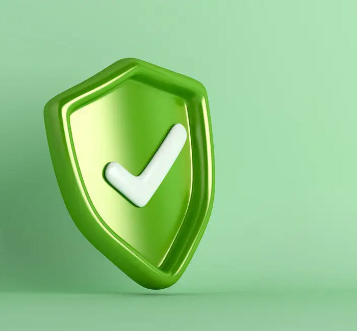 Grüner metallischer Schild mit weißem Häkchen-Emblem.