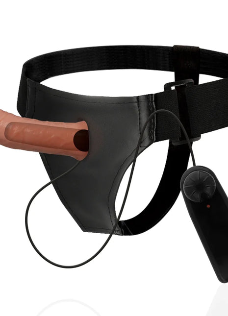 Schwarzer lederharness mit realistischem hautfarbenem dildo und fernbedienung zum tragen und stimulieren