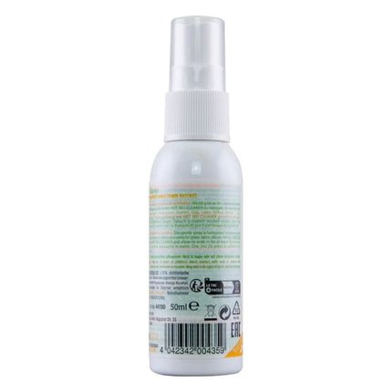 Weiße plastik-sprühflasche mit klarem düsenaufsatz und weißem verschluss, rückseite mit bio-reiniger etikett, hot bio-reiniger-spray 50 ml