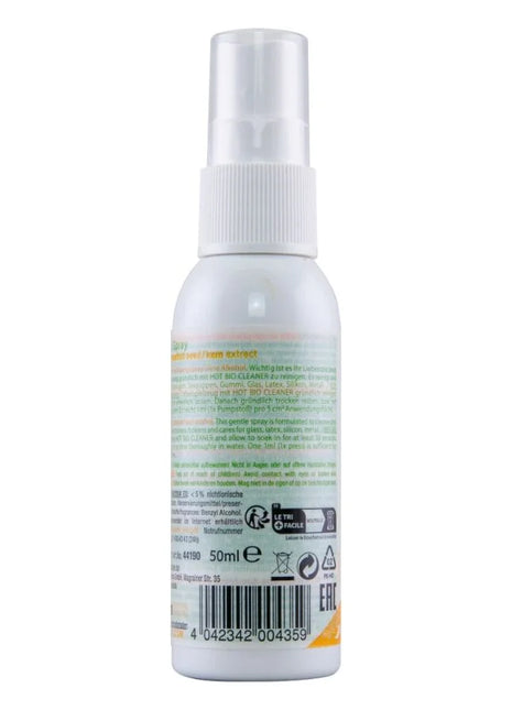 Weiße plastik-sprühflasche mit klarem düsenaufsatz und weißem verschluss, rückseite mit bio-reiniger etikett, hot bio-reiniger-spray 50 ml