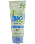 Ein hellgrüner tube bio wasserbasiertes sensibles schmiermittel hot mit blauem deckel und umweltfreundlicher kennzeichnung