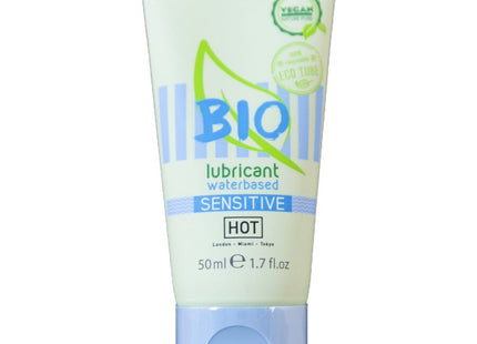 Weiße tube bio wasserbasiertes sensitiver lubricant mit hellblauem deckel und grünem blattlogo für 50ml hot