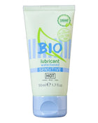 Weiße tube bio wasserbasiertes sensitiver lubricant mit hellblauem deckel und grünem blattlogo für 50ml hot
