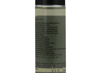 Eine klare glasflasche mit schwarzemverschluss gefüllt mit hellem natürlichem massageöl 100 ml basisprodukt