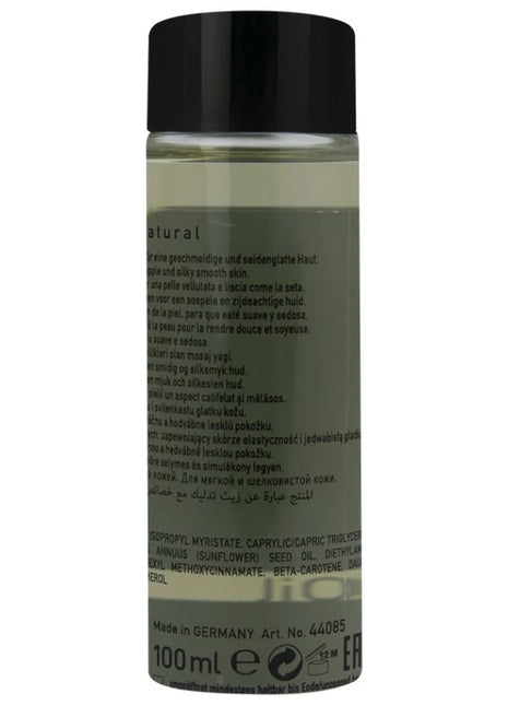Eine klare glasflasche mit schwarzemverschluss gefüllt mit hellem natürlichem massageöl 100 ml basisprodukt