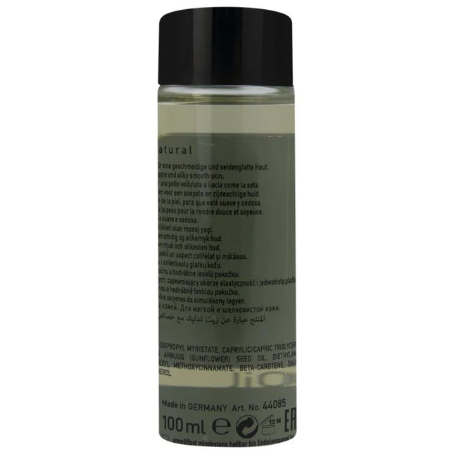 Eine klare glasflasche mit schwarzemverschluss gefüllt mit hellem natürlichem massageöl 100 ml basisprodukt