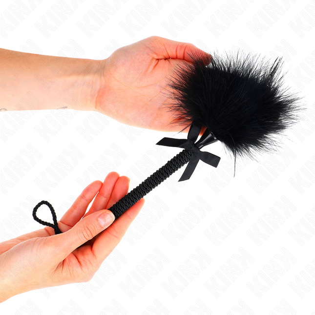 KINK - PALO DE CUERDA DE NYLON CON PLUMAS QUE HACEN COSQUILLAS Y LAZO NEGRO 25 CM
