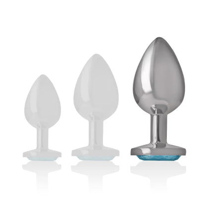 Set aus drei analsteckern mit weißem silikon und silbernen aluminium-steckern mit blauem herz in größe l