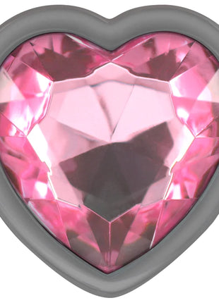 Ein herzförmiger rosa alumiunium-metall analstecker mit facettierter, funkelnder oberfläche in größe s