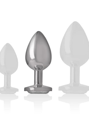 Set aus drei aluminium-metall analsteckern in silber und weiß mit glatten birnenförmigen köpfen und flachen basen