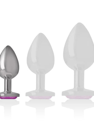Set aus drei analplugs mit intensiv aluminiummetall, ein silberner mit rosafarbenem kristallboden und zwei weiße durchsichtig