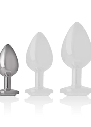 Set aus drei analplugs aus aluminium metall in silber und transluzent weiß mit glatten tropfenförmigen köpfen und flachen basen
