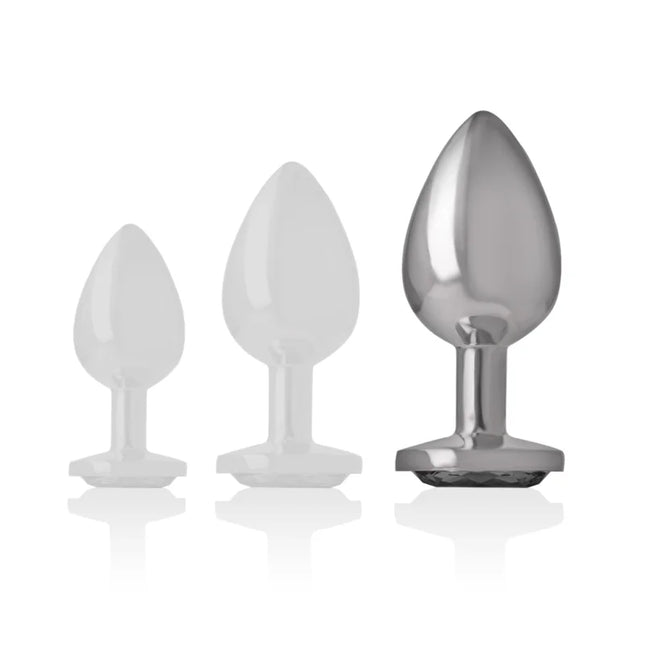 Set aus drei metallischen analplugs aus aluminium mit schwarzem glas und transluzentem silikon in verschiedenen größen
