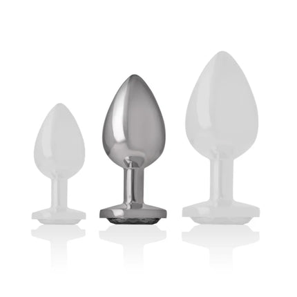 Intense analplug aus aluminiummetall mit schwarzem glas und zwei weißen teardrop-förmigen silikonaufsätzen