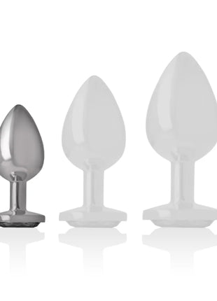 Set aus drei analplugs aus aluminium metall in silber und weiß mit glatten tropfenförmigen köpfen und flachen basen