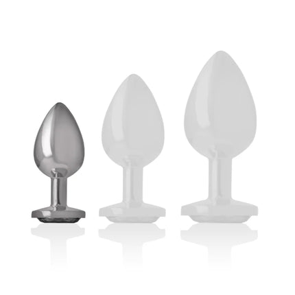 Set aus drei analplugs aus aluminium metall in silber und weiß mit glatten tropfenförmigen köpfen und flachen basen