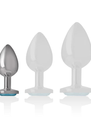 Set aus drei analsteckern aus aluminiummetall mit blauem kristall, eine metallisch silbern, zwei durchsichtig weiß