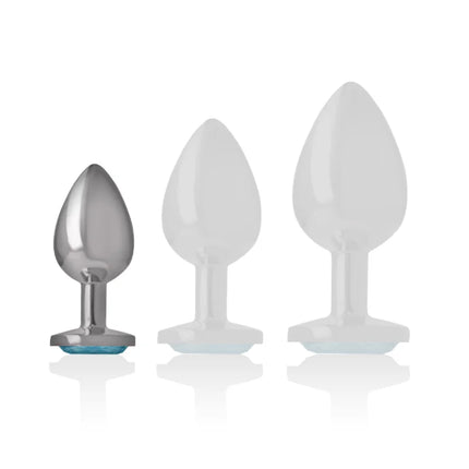 Set aus drei analsteckern aus aluminiummetall mit blauem kristall, eine metallisch silbern, zwei durchsichtig weiß