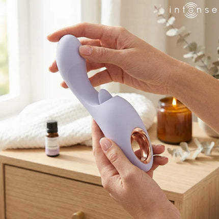 Lavendelfarbener silikon pleasure device mit rosegold akzentring im intense anya multifunktions-vibrations- und bewegungsstimulator