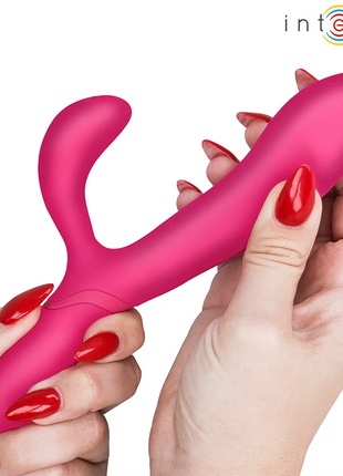 Ein intensiver pinkfarbener vibrationsstimulator charly mit ergonomischem design und zwei kopfen