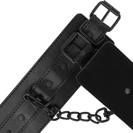 Intense fetisch handschellen aus schwarzem veganem leder mit metallverschluss und kettenanbindung