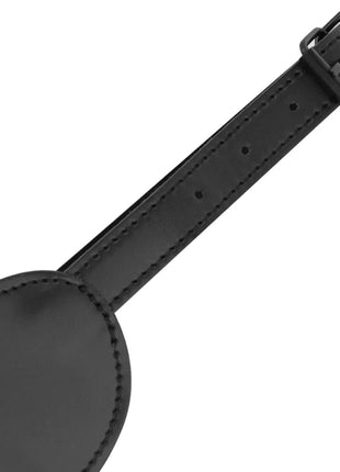 Schwarzer leder-reisekofferanhänger mit rundem körper und verstellbarem riemen im style intense - fetish vegane blindmaske