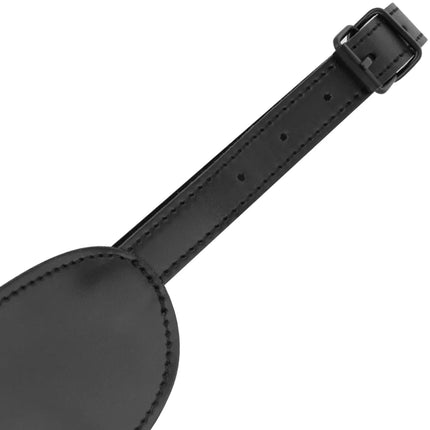 Schwarzer leder-reisekofferanhänger mit rundem körper und verstellbarem riemen im style intense - fetish vegane blindmaske
