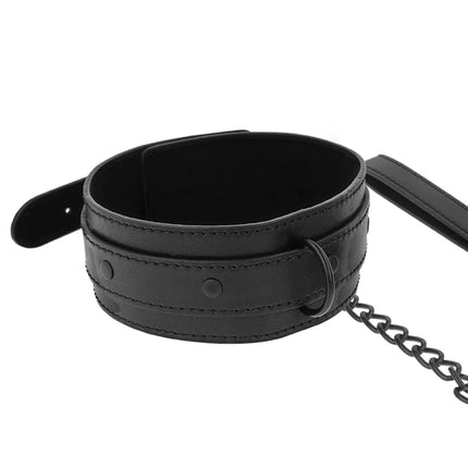 Schwarzes veganes lederhalsband intense mit kettendetail für fetish zwecke