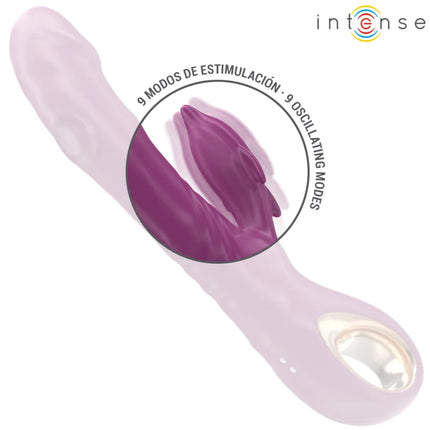 Ein schlanker transparenter lavendelfarbener silikonvibrator mit violett strukturierter spitze und ovalem knopfschalter