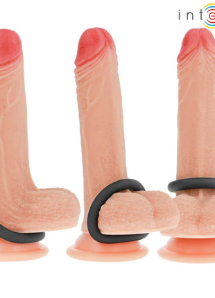 Drei pfirsichfarbene silikon-vibratoren in phallusform mit schwarzen gummiringen und saugbasen von intense
