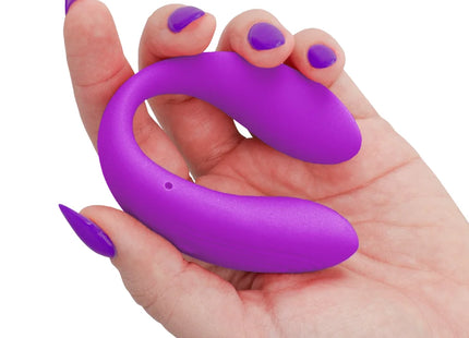 Lila silikon vibrator intense nora vibrationsklemmstimulator mit gebogener form in hand gehalten