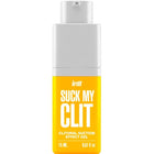 Ein weißes und gelbes sprayfläschchen mit schwarzem text intt suck my clit klitoraler saugeffekt gel tropische mango 15 ml