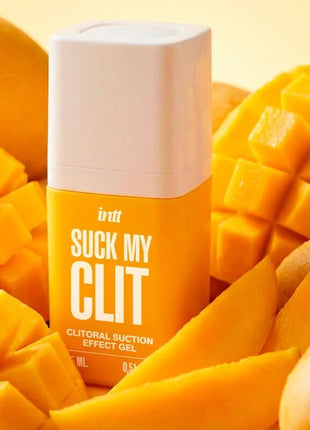 Ein lebendiges orangenes fläschchen mit weißem deckel namens suck my clit von intt für tropische mango gel
