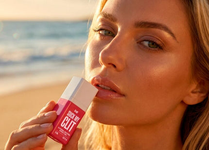 Ein lebhaftes rosa weißes kompaktes lipgloss mit dem label suck my clit für den intensiven saueffekt wild erdbeere 15 ml