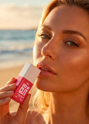Ein lebhaftes rosa weißes kompaktes lipgloss mit dem label suck my clit für den intensiven saueffekt wild erdbeere 15 ml