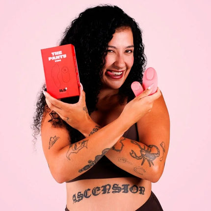 Pink silikonspielzeug je joue ily panty vibe aus körperverträglichem silikon wird in der hand gehalten