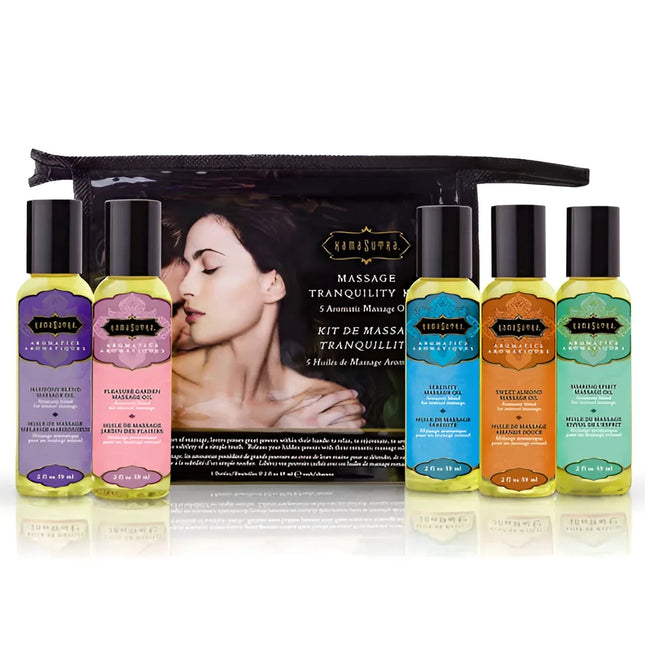 Set aus fünf bunten glasflaschen mit schwarzen kapseln und verschiedenen aromatischen massageölen von kamisama berührendes massageset