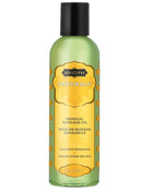 Eine durchscheinend grüne flasche kamasutra natürliches kokosnuss und ananas massageöl 59 ml mit schwarzem deckel und goldgeprägtem etikett