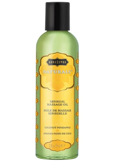 Eine durchscheinend grüne flasche kamasutra natürliches kokosnuss und ananas massageöl 59 ml mit schwarzem deckel und goldgeprägtem etikett