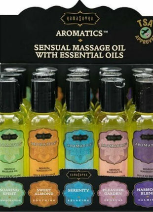 Eine sammlung kleiner klarer glasflaschen mit gelblich-grünem massageöl, beschriftet und farbcodiert im kamasutra set 15 massageöle mit displaybox