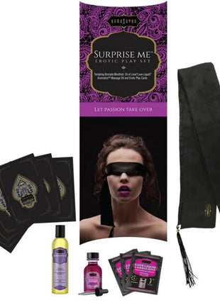 Kamasutra surprise me erotik-kit mit schwarzer goldverzierter augenbinde, massageöl in klaren flaschen und gleitmittelpäckchen
