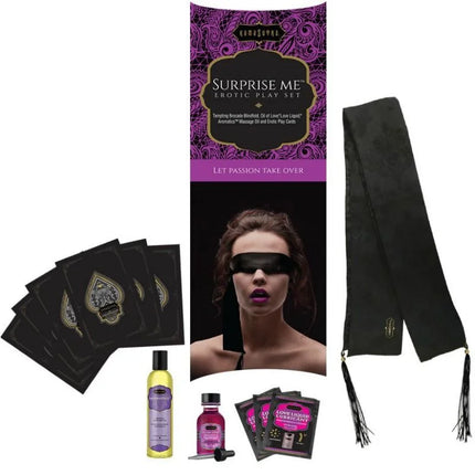 Kamasutra surprise me erotik-kit mit schwarzer goldverzierter augenbinde, massageöl in klaren flaschen und gleitmittelpäckchen