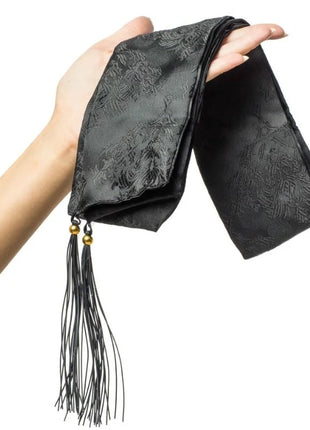 Schwarzer satin-gürtel mit subtiler floral stickerei und dekorativer quaste mit goldperlen im kamasutra surprise me erotik-kit